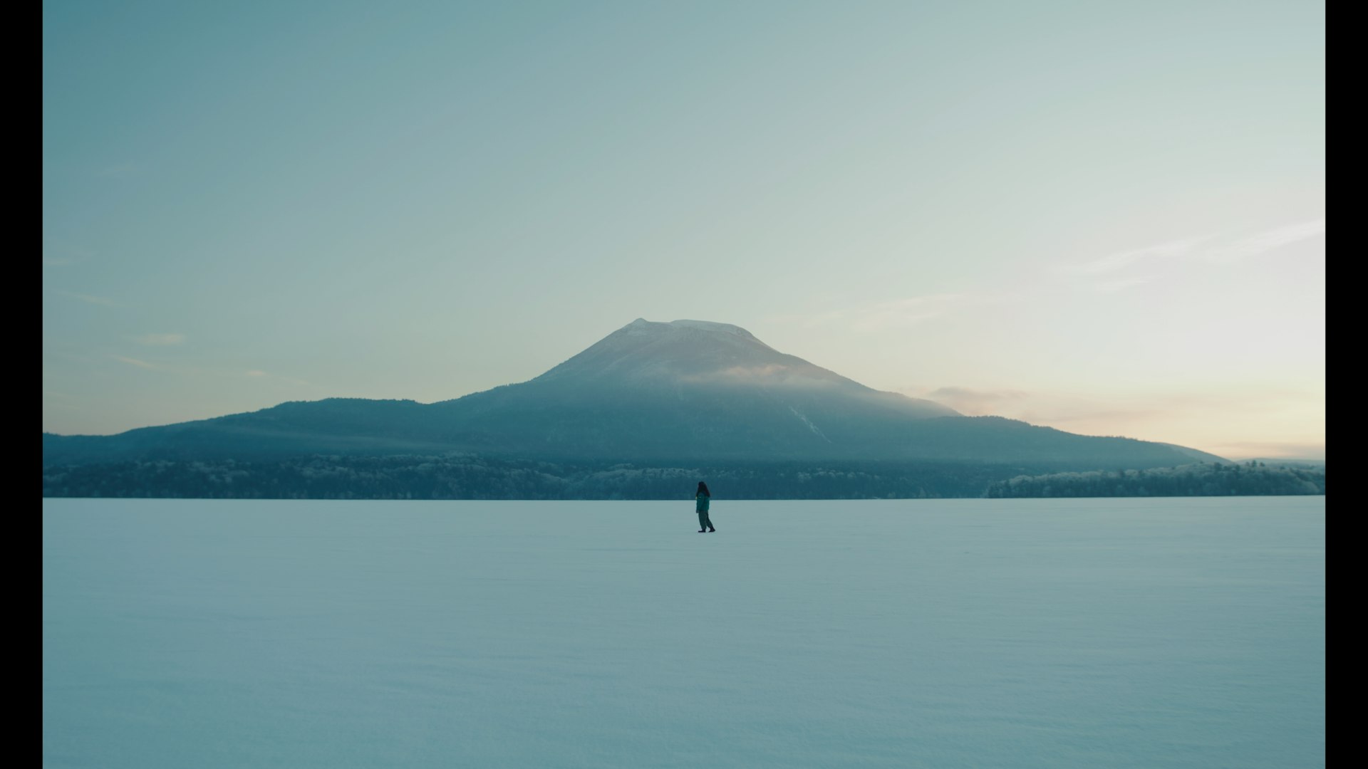 <p>※ShortFilm”urar syue”から半年後の物語※</p><p>釧路市製作の短編映画『urar syue』そして『cupki mawe』</p><p>北海道・阿寒湖アイヌコタンを舞台に、</p><p>秋と冬に分け、現代に息づくアイヌの世界観を体感する2本の短編映画を撮影</p><p>⊿⊿⊿⊿⊿⊿⊿⊿⊿⊿</p><p>◼︎プレスリリース</p><p><a href="https://prtimes.jp/main/html/rd/p/000000144.000004703.html">https://prtimes.jp/main/html/rd/p/000000144.000004703.html</a></p><p>⊿⊿⊿⊿⊿⊿⊿⊿⊿⊿</p><p>東京で音楽活動をしているユカリ（xiangyu）は、阿寒湖をゴールとした日本一周の旅をしていた。</p><p>ユカリが夏（夏編『urar suye』）に阿寒湖に訪れたときは、自分のアーティストとしての将来性を信じきれず、思い悩んでいた。</p><p>しかし、阿寒湖の大自然やアイヌ文化に触れ、そして、アイヌコタンに住まう人たちとの交流を経て、ユカリの中で何かが変わっていった。阿寒湖でダンサーをしている大学時代の友人サヤに「いつか辿り着くよ」と背中を押され、力を抜いて自然の流れに身を任せるようになったユカリ。しかし、半年が経ち、ユカリの中で「本当に“どこか“にたどり着くのだろうか」という不安が大きくなっていった。そして、旅のゴールでもある冬の阿寒湖アイヌコタンに再び訪れることに。</p><p>⊿⊿⊿⊿⊿⊿⊿⊿⊿⊿</p><p>脚本・編集・監督：十川 雅司　　</p><p>xiangyu</p><p>西田正男</p><p>山本栄子</p><p>松田健治</p><p>秋辺 デボ</p><p>Koharu Hiyori </p><p>山本 樹生</p><p>プロデューサー：伊達 善行 / 株式会社ロフトワーク</p><p>コ・プロデューサー：許 孟慈 / 株式会社ロフトワーク</p><p>脚本・編集：十川 雅司　</p><p>撮影監督：西岡 空良</p><p>撮影助手：大西 恵太</p><p>録音：富澤泰介、内藤和幸</p><p>録音助手：稲垣幸之介</p><p>整音：井口勇</p><p>音楽：高橋遼　</p><p>ヘアメイク：加藤真依子</p><p>制作応援：神出 空</p><p>ドライバー：中井啓嗣</p><p>主題歌「Sign」</p><p>作詞作曲:高橋遼</p><p>歌:ikachan</p><p>ポスターデザイン：<a href="http://ddd.pizza">ddd.pizza</a></p><p>ポスタースチール：十川 雅司</p><p>現場スチール：</p><p>高倉大輔（釧路市阿寒町地域おこし協力隊）　</p><p>﨑一馬（釧路市阿寒町地域おこし協力隊）</p><p>ネイチャーガイド：</p><p>安井 岳</p><p>製作：釧路市</p><p>監修：阿寒アイヌ工芸協同組合</p><p>企画・制作：株式会社ロフトワーク</p><p>協力：</p><p>有限会社 阿寒ネイチャーセンター</p><p>一般財団法人 前田一歩園財団</p><p>チニタ民藝店</p><p>デボの店</p><p>有限会社 広大</p><p>阿寒バス株式会社</p><p>株式会社阿寒湖バスセンター</p><p>阿寒観光汽船株式会社</p><p>ニュー阿寒ホテル</p><p>北国の味 ばんや</p><p>成田国際空港株式会社</p><p>阿寒摩周国立公園阿寒湖管理官事務所（環境省）</p><p>一般財団法人 自然公園財団 阿寒湖支部</p><p>有限会社 北海まりも製菓</p><p>お食事処 味心</p><p>まりも倶楽部</p><p>阿寒湖温泉楽しいことやらかし隊</p><p>阿寒湖アイヌコタンの皆様</p><p>⊿⊿⊿⊿⊿⊿⊿⊿⊿⊿</p>