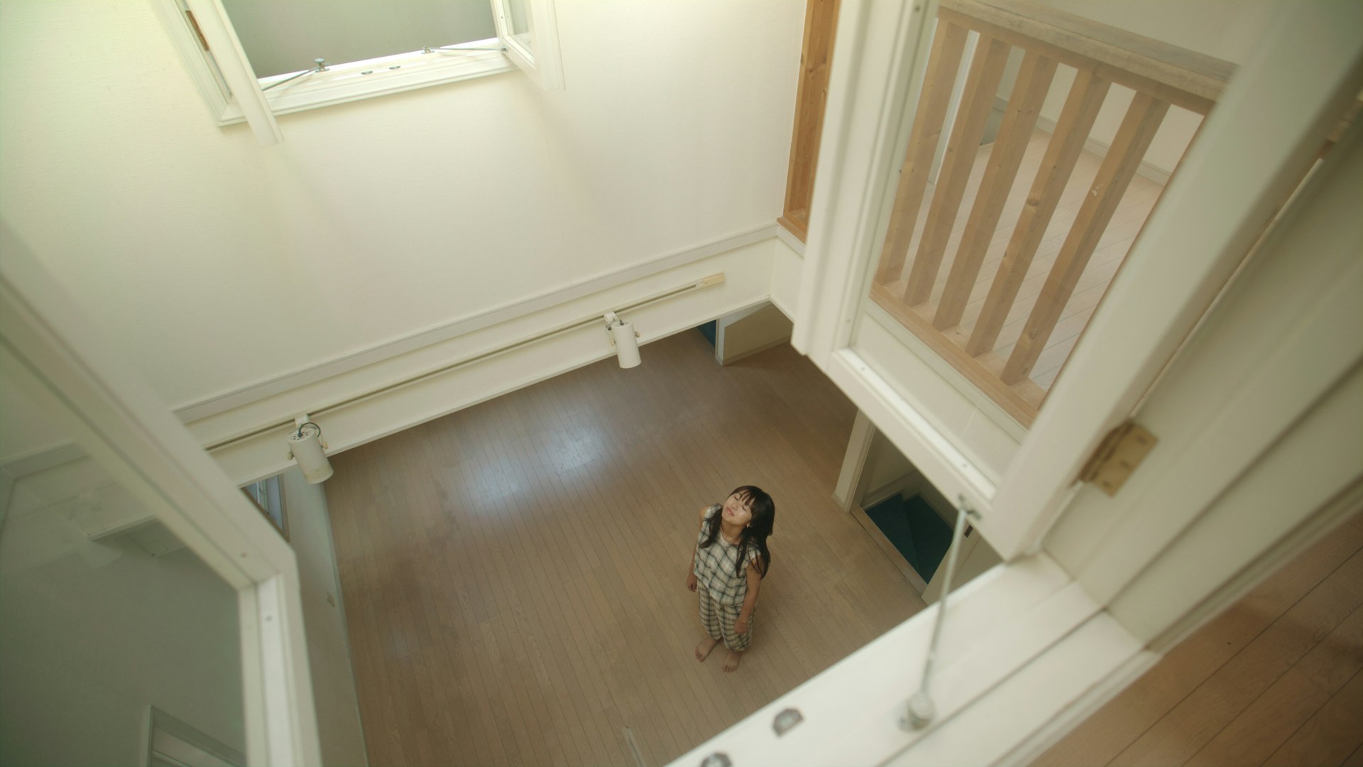 <p>撮影・総合プロデュースさせていただきました。</p><p>本作品は企画の立案から撮影はもちろん、劇場公開の配給から宣伝まで</p><p>全て西岡が担当させて頂きました。</p><p>下北沢のシモキタ - エキマエ - シネマ「K2」にて2025年11月21日からロードショーを迎えました。</p><p>　</p><p>🏆ShortShortsFilmFestival2025&amp;Asiaにて「MostViewedAward」受賞</p><p>🏆累計来場者数は約1000人超</p><p>🏆劇場動員率は公開後2週間で約90%を維持</p><p>🏆公開後頭4日は満席・完売御礼</p><p>🏆３５分の短編映画にしては異例の５週延長続映達成</p><p>🏆予告編はYouTubeにて約8万回再生</p><p>🏆主題歌MusicVideoは約4万回再生</p><p>　</p><p>⊿⊿⊿⊿⊿⊿⊿⊿⊿⊿</p><p>　</p><p>⊿⊿⊿ あらすじ</p><p>実家に帰ってきた沙織はふと、玄関先に打ち付けられた”取り壊しのお知らせ”に動揺していた。</p><p>引越しの準備がされている実家を見て驚く沙織だったかが、実家の取り壊しを気にしていない両親にも唖然。</p><p>そんな3人の元へ沙織の彼氏が突然やってきて、父の正紀は出て行ってしまう…</p><p>　</p><p>⊿⊿⊿ Cast</p><p>沙織　西堀文</p><p>正紀　山口森広</p><p>ゆかり　本橋佳代子</p><p>弘樹　岡崎森馬</p><p>沙織（幼少期）　田村優芽</p><p>陽向　BOSS </p><p>　</p><p>⊿⊿⊿ Staff</p><p>企画・原案　西岡空良</p><p>監督・脚本　小池匠</p><p>特別協力　モノリス秀建株式会社</p><p>　　　　　若原一貴</p><p>　　　　　蛸八</p><p>企画協力　金澤勇貴</p><p>　　音楽　あかたろ</p><p>撮影監督・製作総指揮　西岡空良 </p><p>照明　河本隆一</p><p>美術　横張聡</p><p>録音　Keefar</p><p>整音　中根渉</p><p>編集　小池匠</p><p>　　　いぬいたくほ</p><p>ヘアメイク　東村忠明</p><p>スタイリスト　矢島里奈 </p><p>グラフィックデザイン　安藤誠</p><p>キービジュアルデザイン　こめたに</p><p>スチール　斎藤弥里</p><p>制作　中西壮 </p><p>　</p><p>撮影助手　大西恵太</p><p>　　　　　佐藤詩歩</p><p>照明助手　荒井克仁</p><p>制作応援　田村魁成</p><p>DCP作成　佐伯龍蔵</p><p>楽曲顧問　西岡明芳</p><p>ビジュアルデザイン・HP　田中いづみ</p><p>英語字幕翻訳　牧島賢太</p><p>　</p><p>挿入歌『思い出とハンバーグと私』</p><p>作曲・唄　あかたろ / 編曲　中根渉</p><p>　</p><p>主題歌『風とおる道』</p><p>作詞・作曲・編曲・唄　伊藤汐梨</p><p>マスタリング　深井勇次</p><p>⊿⊿⊿ ⊿⊿⊿ ⊿⊿⊿ ⊿⊿⊿ ⊿⊿⊿ ⊿⊿⊿</p>